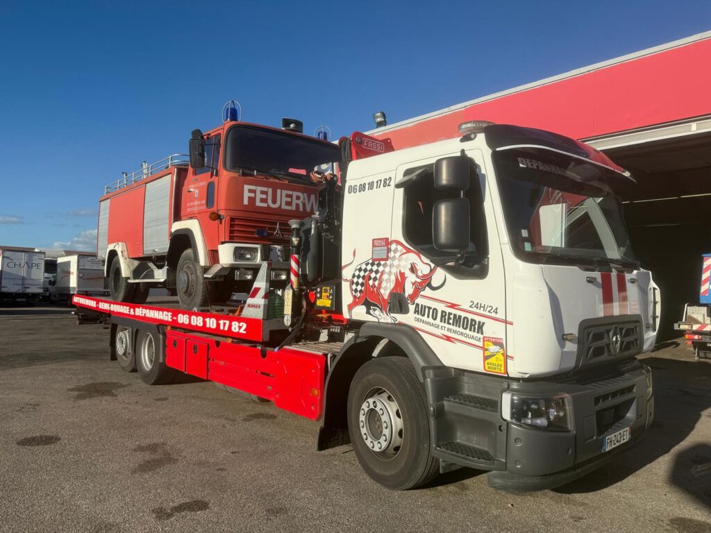 Plateau spécial poids lourd avec treuil hydraulique chargeant un camion 26 tonnes