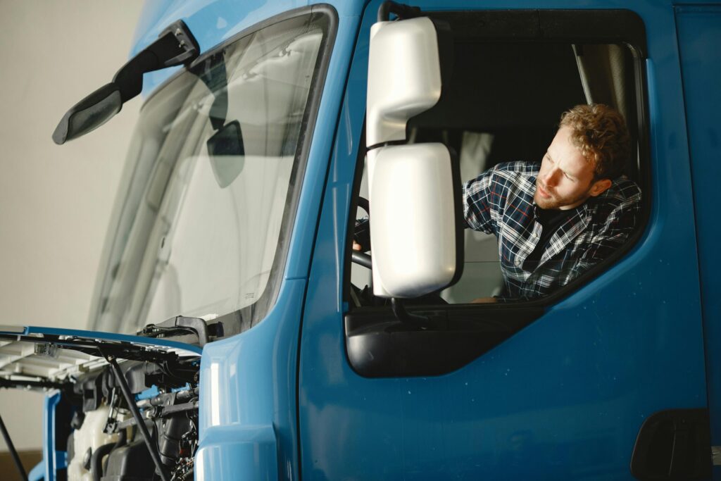 Conducteur poids lourd réalisant un diagnostic moteur Conducteur poids lourd réalisant un diagnostic moteur