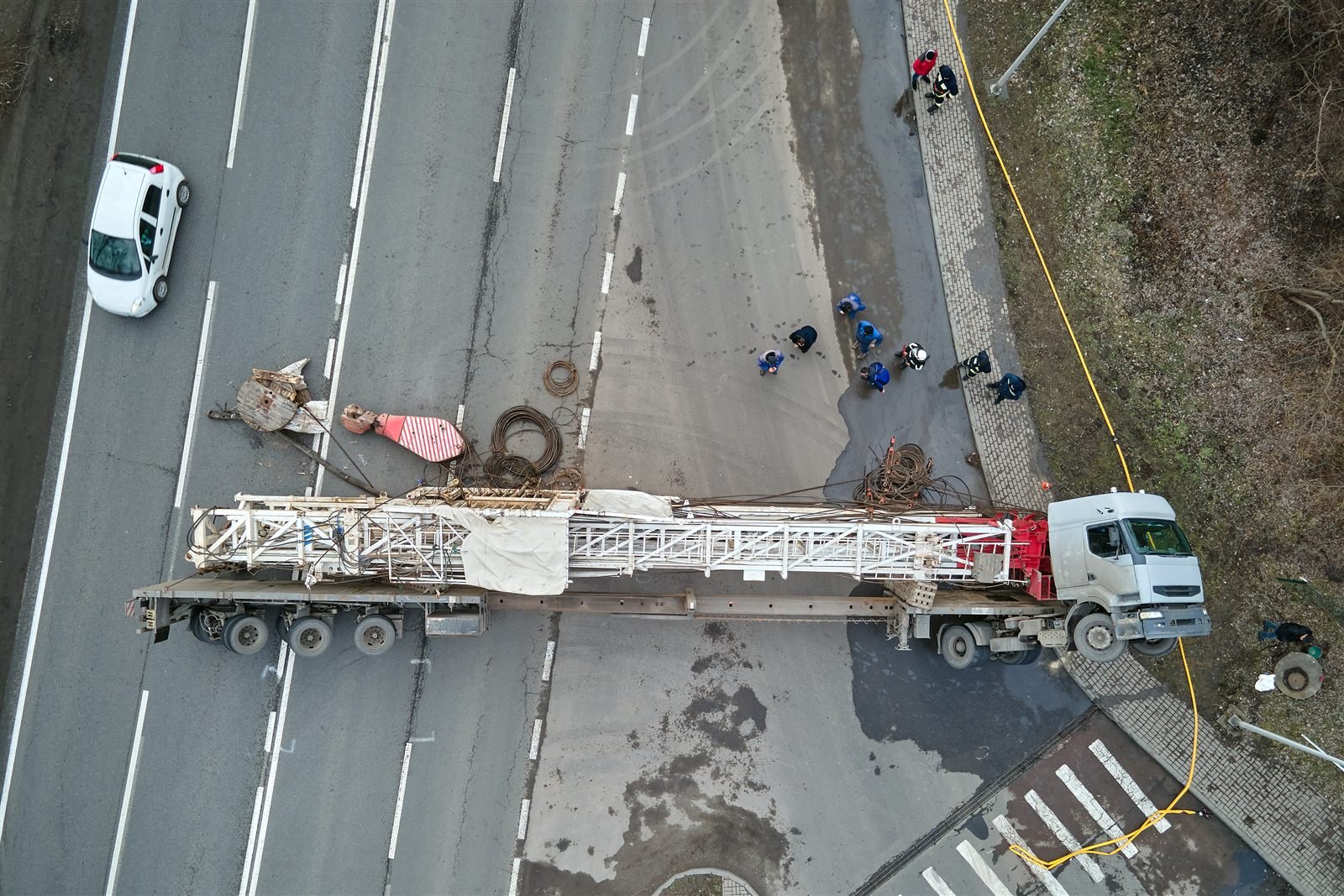 Vue aérienne d'un camion renversé nécessitant un relevage