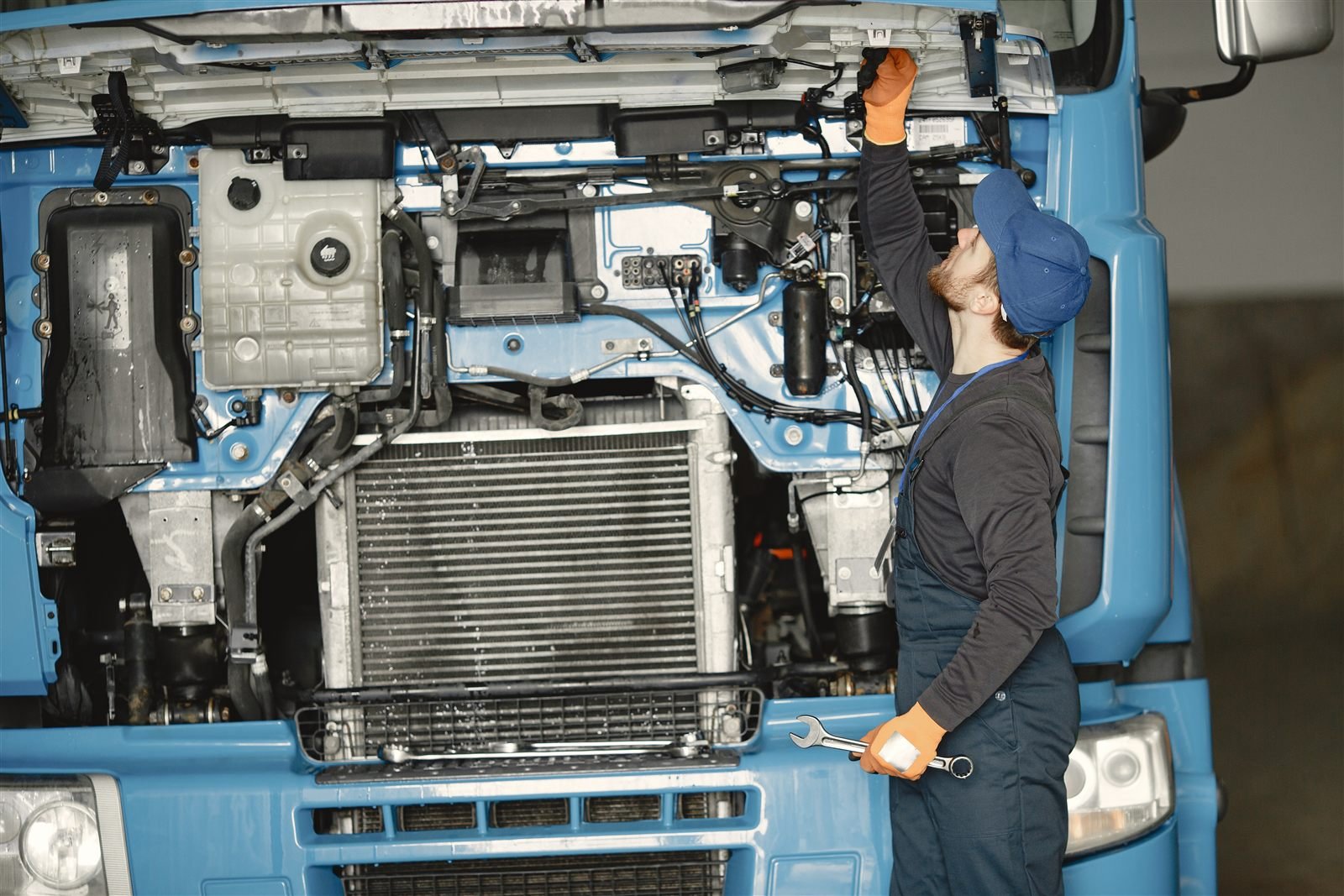 Technicien diagnostiquant la panne d'un poids lourd sur place